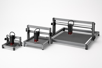 Farklı güç seviyelerinde üç adet MakerMill Pro lazer gravür ünitesi