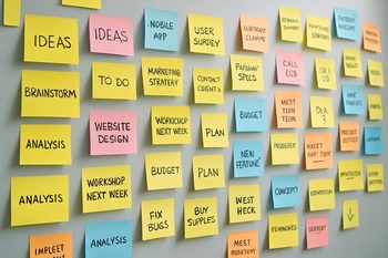 Makinelere göre renklendirilmiş küçük not kağıtlarından oluşan pano