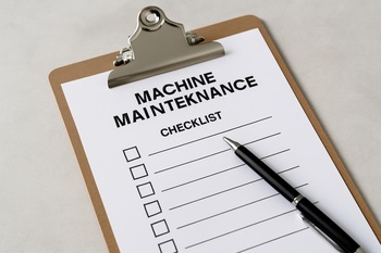 Atölye kontrol listesi yazılı bir klipsli tahta ve işaretlenmiş maddeler