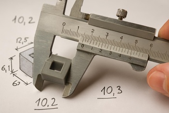 Defterde masa derinliği ve priz mesafesi için yazılmış kısa notlar