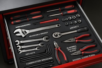 CNC uçları ve küçük el aletleriyle düzenlenmiş atölye çekmecesi